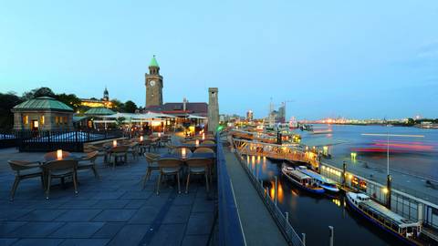 BLOCKBRÄU Hamburg - Hafenterrasse in Abendstimmung